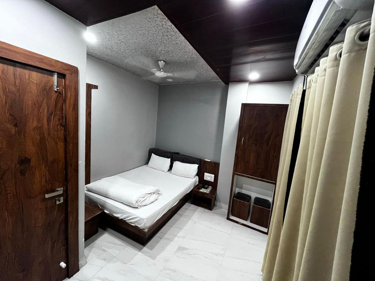 Hotel Shankar Ujjain Esterno foto
