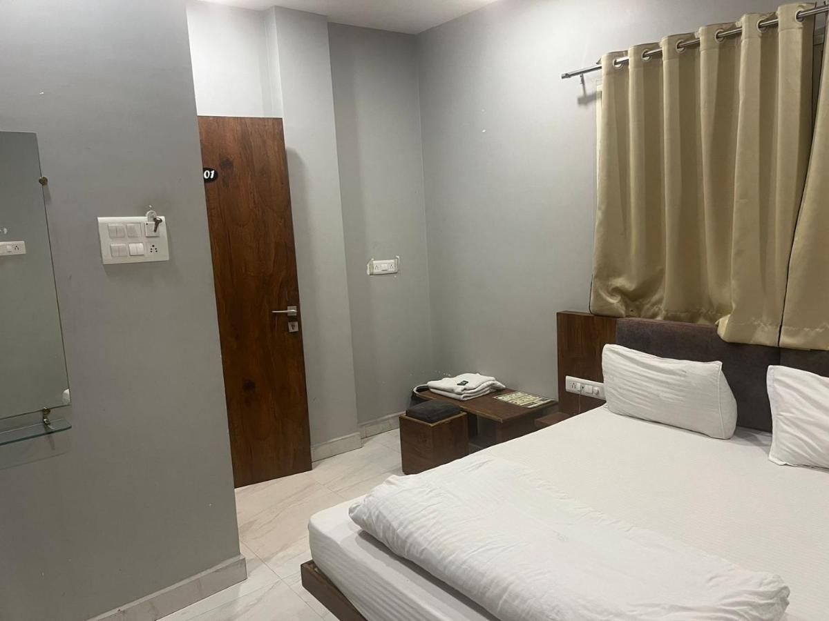 Hotel Shankar Ujjain Esterno foto