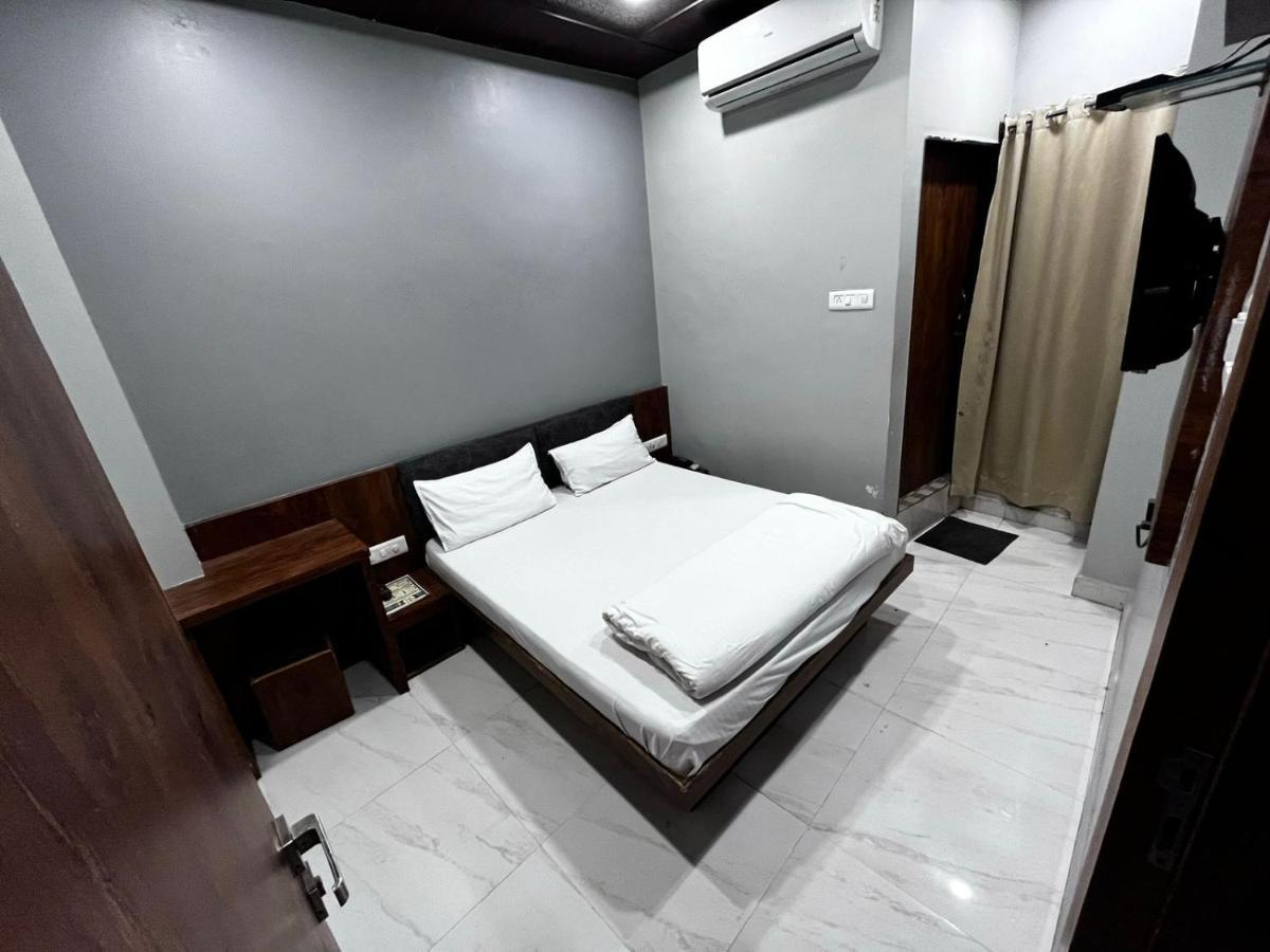 Hotel Shankar Ujjain Esterno foto