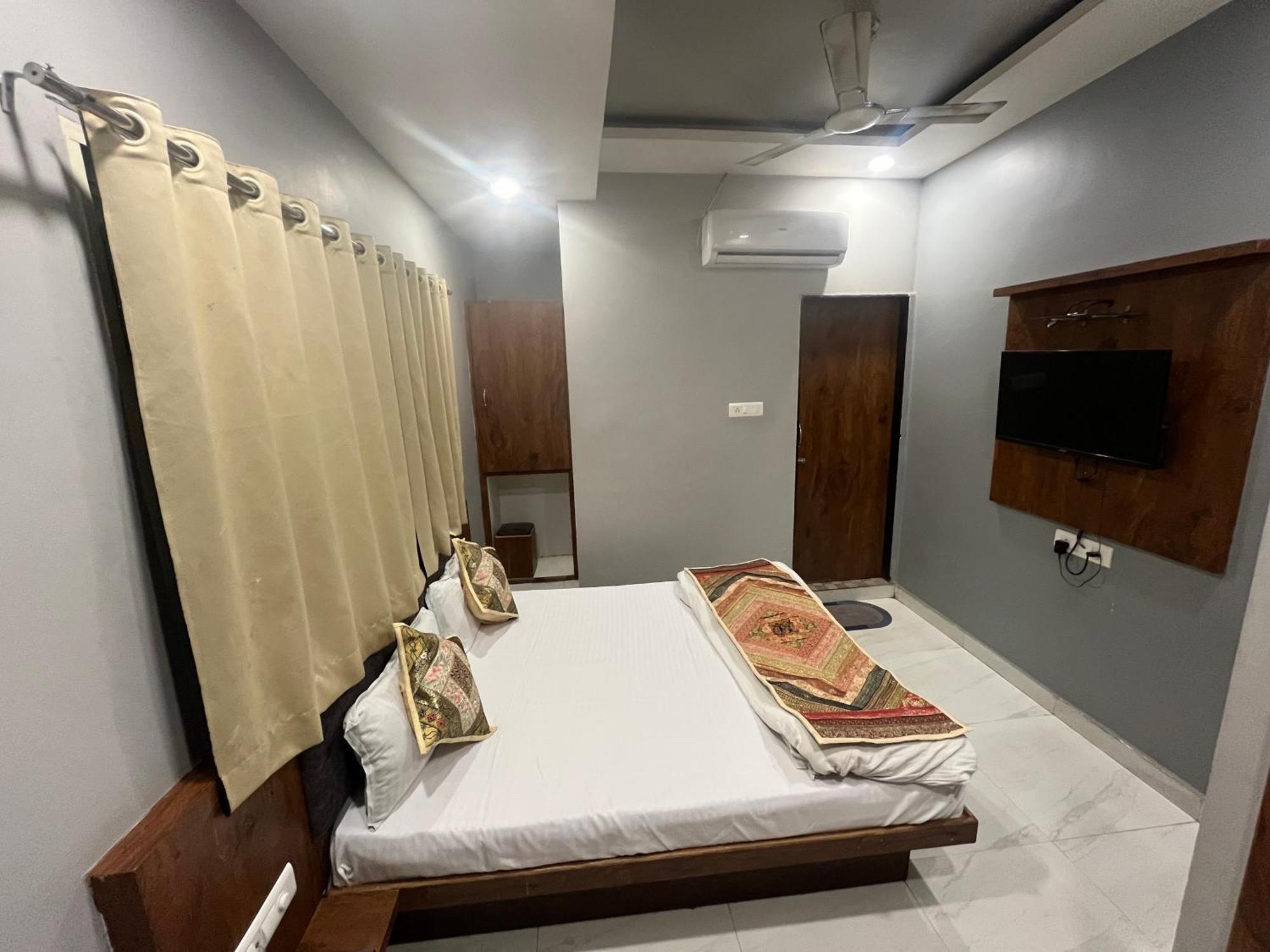 Hotel Shankar Ujjain Esterno foto