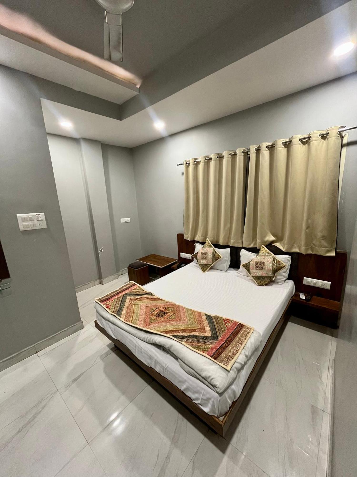 Hotel Shankar Ujjain Esterno foto