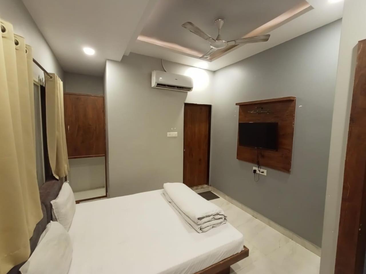 Hotel Shankar Ujjain Esterno foto